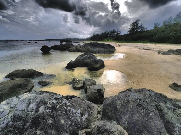 大瀬海岸, 笠利町, 奄美大島 by T. T. Tanaka
